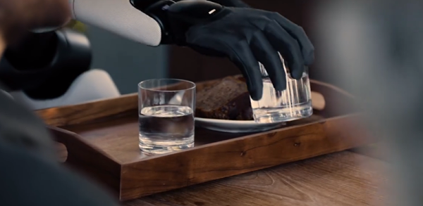 人形机器人手指关节拿杯子 人形机器人手指关节拿杯子