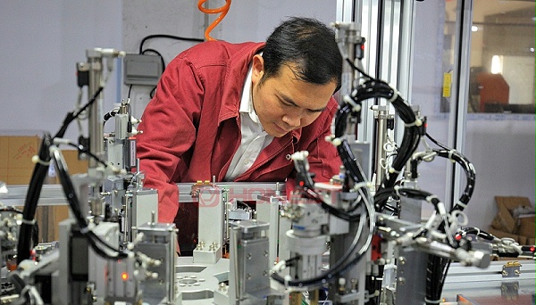 工程师调试设备