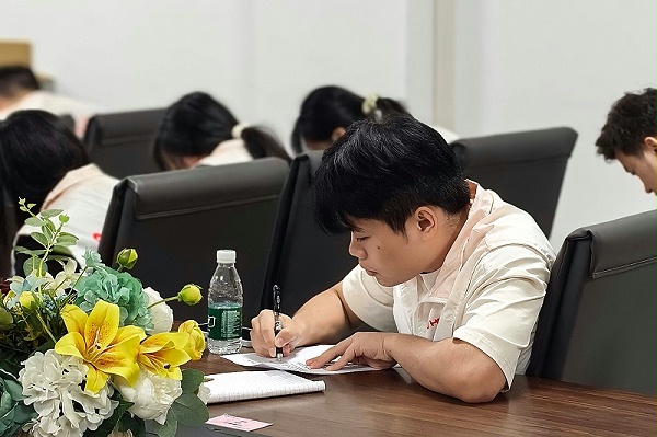 学员认真做作业